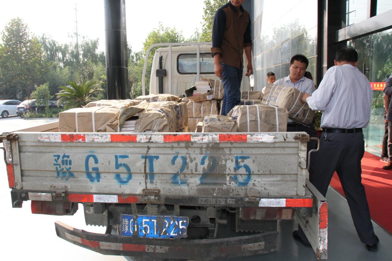 園區管委會(huì )贈書(shū)儀式